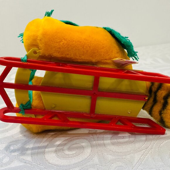 Vntg GARFIELD TAKES THE MOUNTAIN On Red Sled Dakin 1981 Christmas 9" Plush EUC - Picture 7 of 8